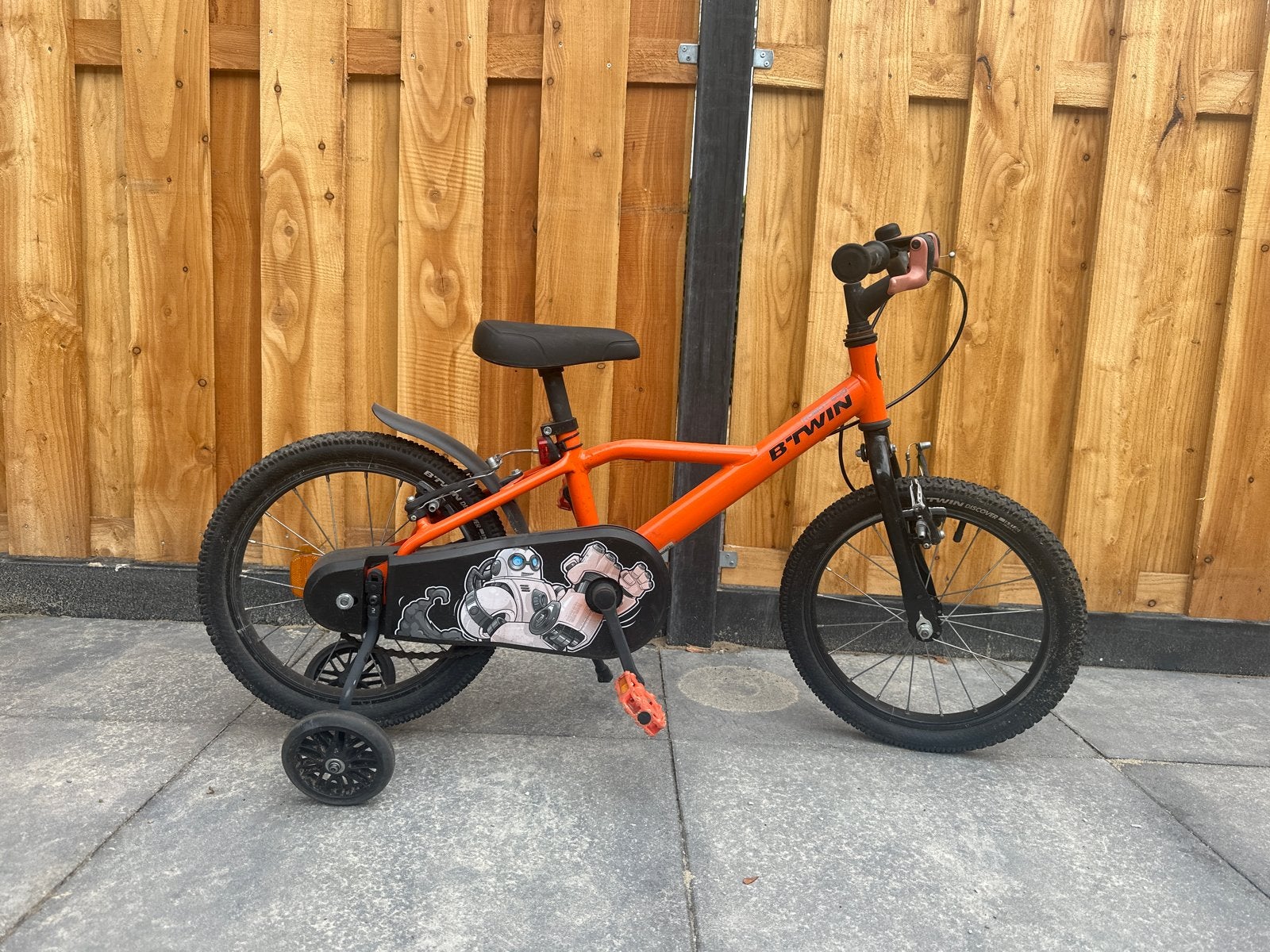 B'Twin kinderfiets 16 inch zijwieltjes sheef ketting los, Fietsen en Brommers, Fietsen | Kinderfietsjes, Ophalen, Zijwieltjes