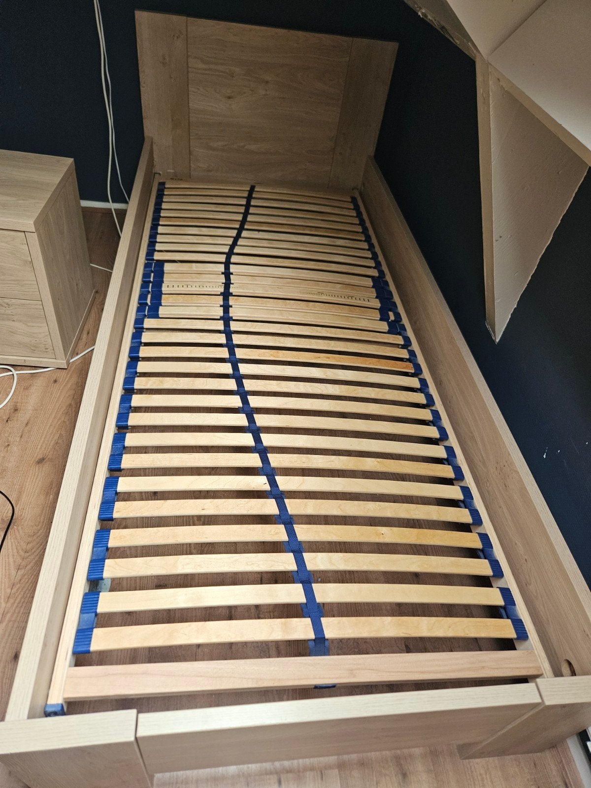 Eenpersoonsbed met lattenbodem en nachtkastje, Ophalen, Gebruikt, 90 cm, 210 cm
