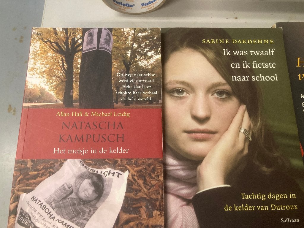 T.K. nog 3 boeken over Religieuze sekte en ontvoeringen, Boeken, Ophalen of Verzenden, Gelezen