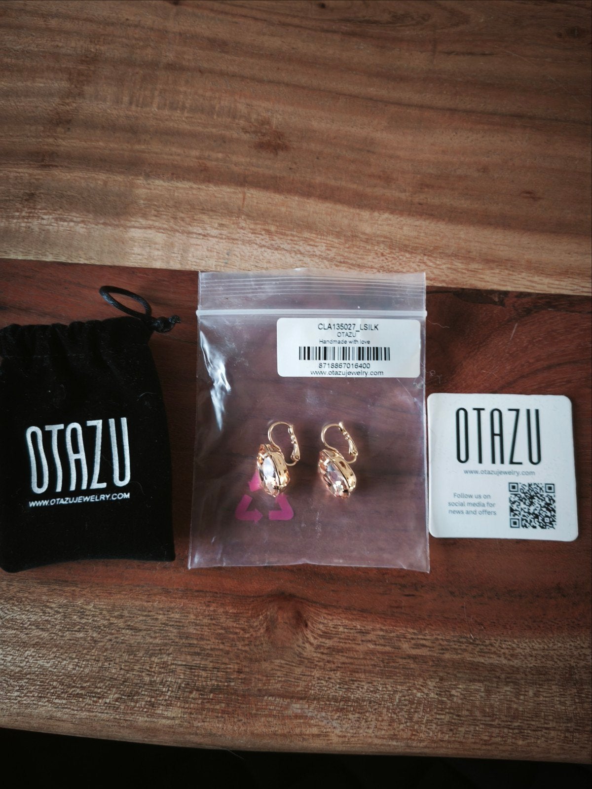 Otazu Oorbellen, Overige materialen, Hangers, Nieuw, Goud