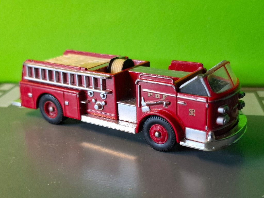 Corgi 90010 - American LaFrance 900 Series Pumper [rd] 1/50, Ophalen of Verzenden, Gebruikt, Bus of Vrachtwagen, Corgi