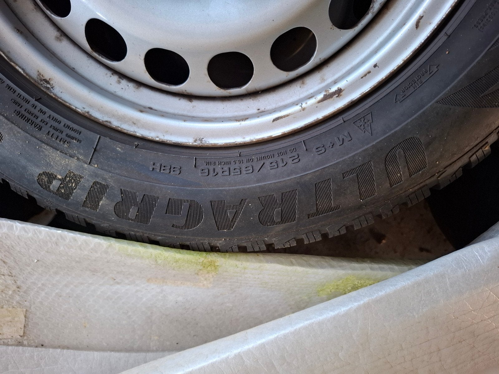 Goodyear Ultragrip Winterband op stalen velg 215/65R16, Auto-onderdelen, Ophalen, 215 mm, 16 inch, Banden en Velgen