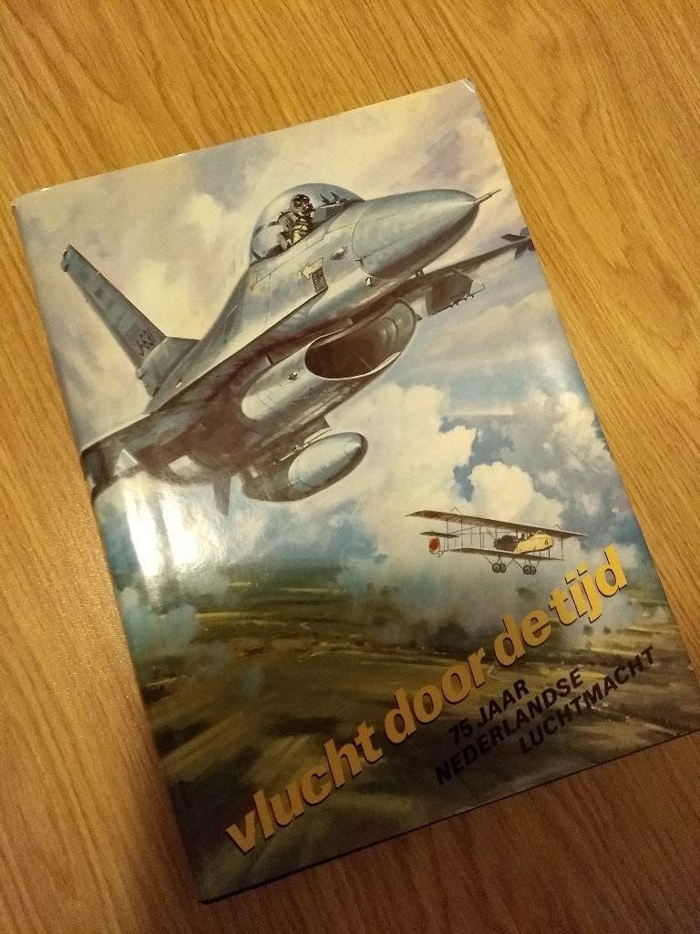 Boek vlucht door de tijd, 75 jaar Nederlandse luchtmacht, Ophalen of Verzenden, Tweede Wereldoorlog, Zo goed als nieuw, Luchtmacht