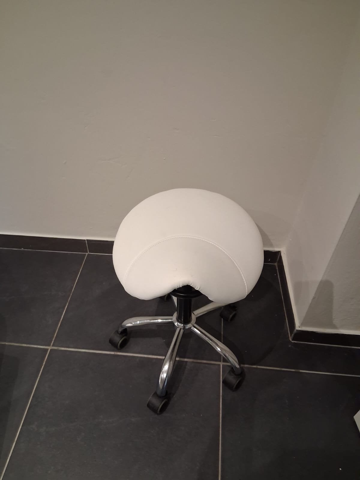 Witte bureaustoel/kruk op wielen, Huis en Inrichting, Ophalen, Gebruikt, Wit, Bureaukruk
