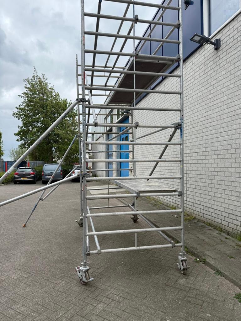 Aluminium Layher steiger te koop., Doe-het-zelf en Verbouw, Steigers, Ophalen, Gebruikt, Rolsteiger of Kamersteiger, 5 meter of hoger
