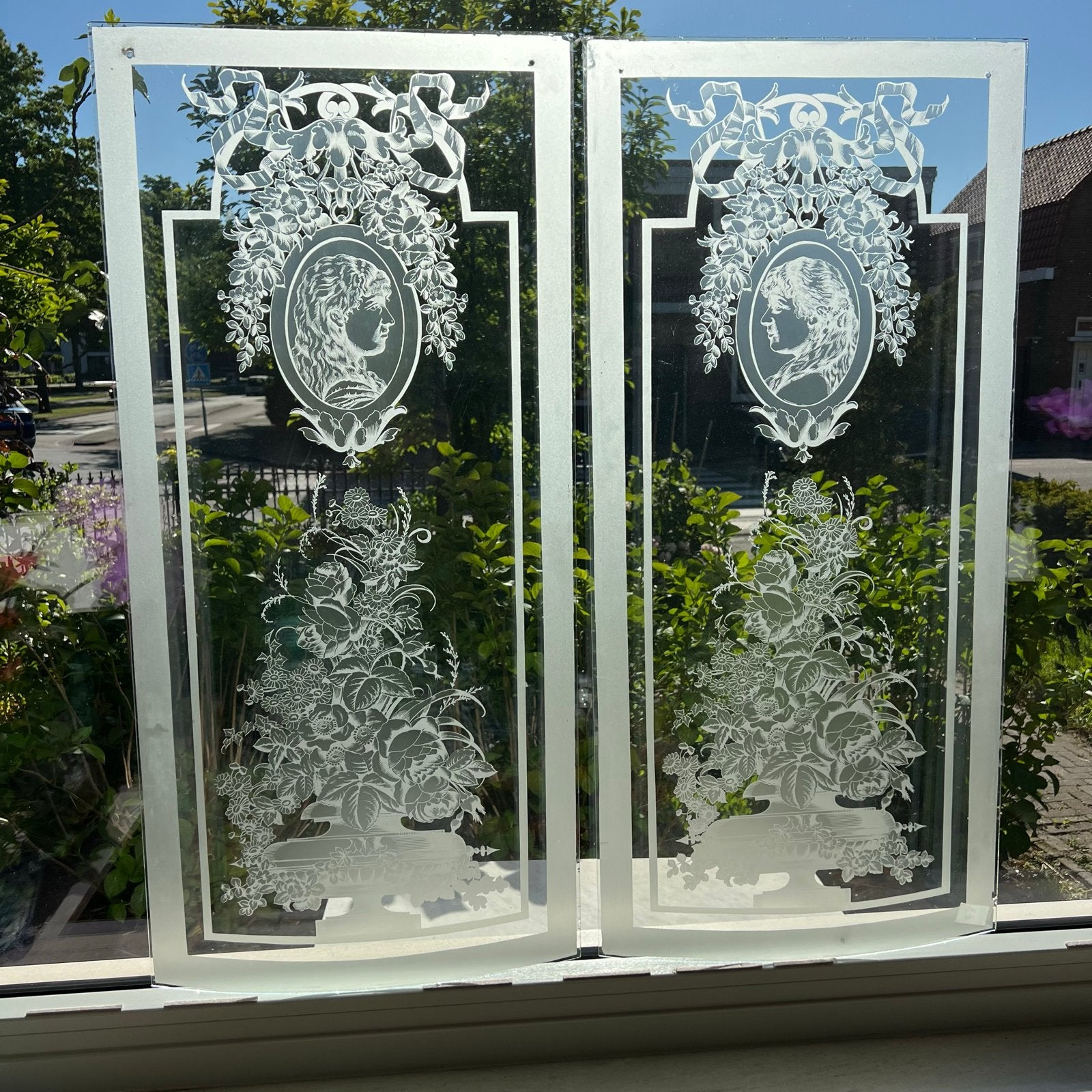 Set van 2 geëtste glazen panelen met portret en bloemen, Ophalen