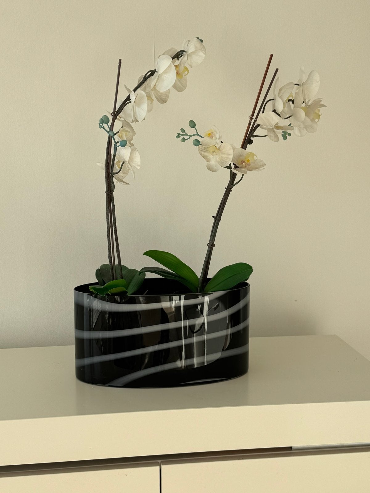 Ikea Plantenbak met kunstorchideeën, Zwart, Kunststof, Ophalen of Verzenden, Zo goed als nieuw