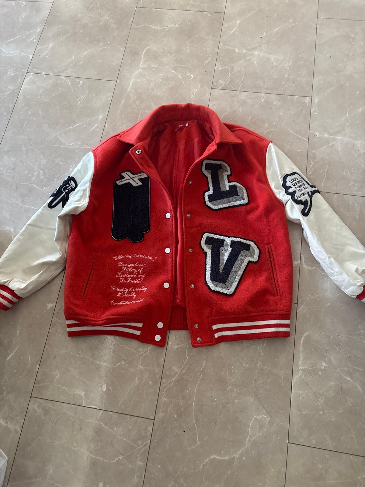 Stijlvol rood vest met patches - Maat M/L, Ophalen of Verzenden, Gedragen, Rood