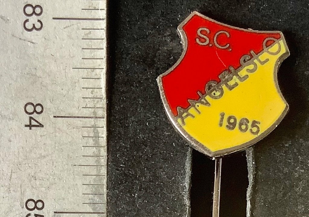speld, Voetbal. S.C. Angelslo 1965, Emmen, emaille (AR, Ophalen of Verzenden, Gebruikt, Sport, Speldje of Pin