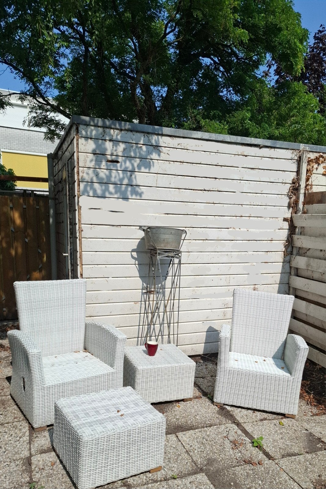 witte tuinset  2 stoelen en tafeltjes/voetenbankjes, Ophalen