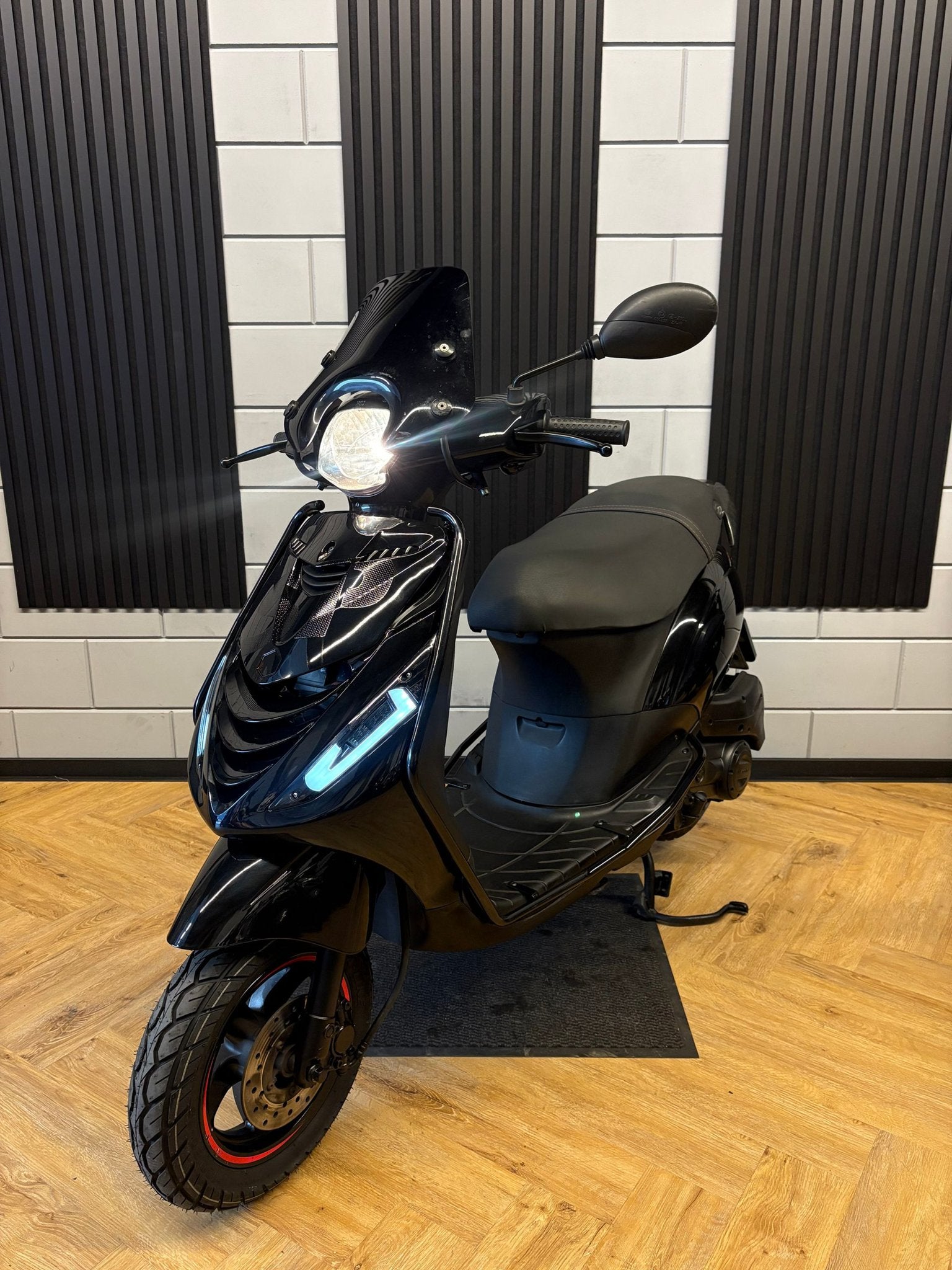 PIAGGIO ZIP 4T 3V BROM 2020 FULL OPTION GLANS ZWART RS