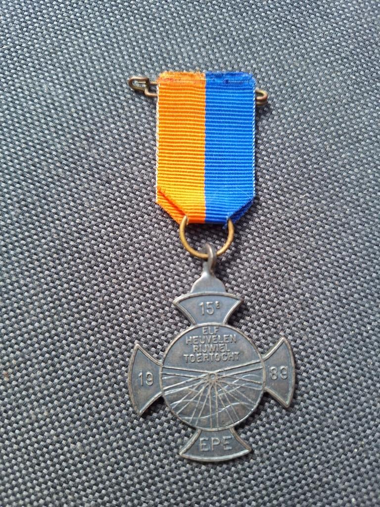 Medaille elfheuvelen rijwiel toertocht 1989, Ophalen of Verzenden, Overige materialen