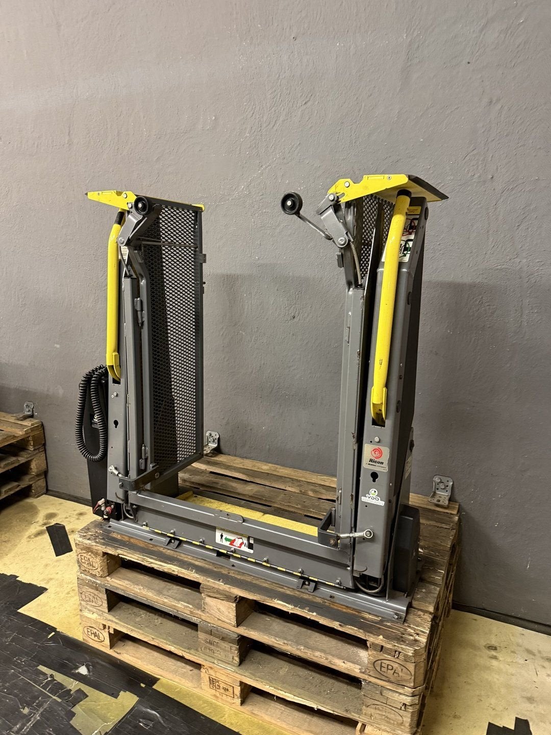 Rolstoellift Rolstoel lift invalide scootmobiel ricon oprij, Gebruikt, -, -, Ophalen of Verzenden