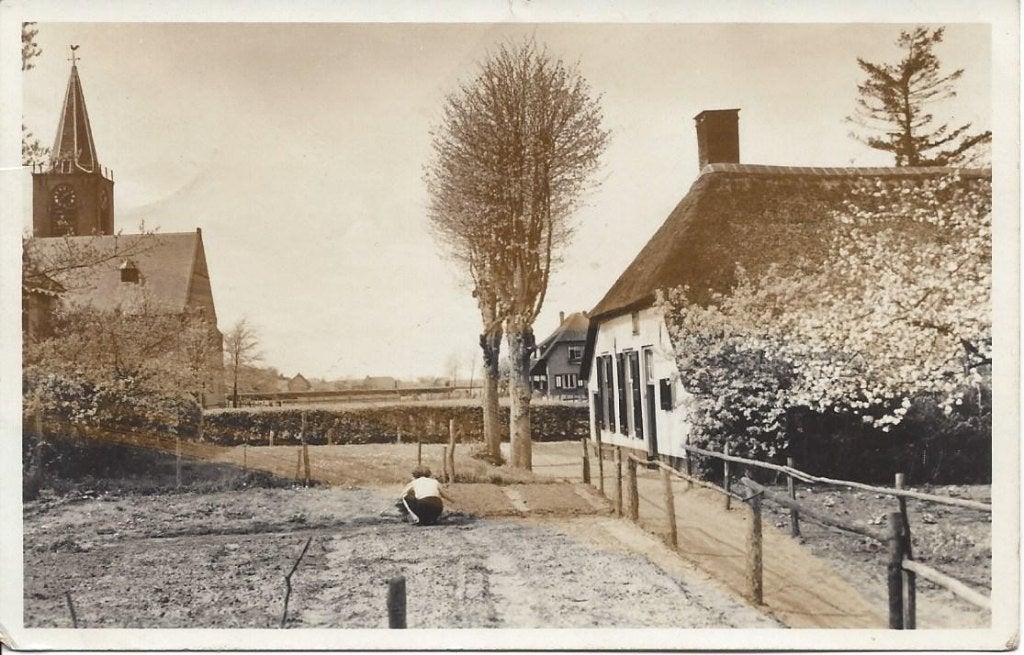 De Veluwe, Dorpsgezicht, Boerderij, vrouw, gelopen 1950, Ophalen of Verzenden, 1940 tot 1960, Gelopen, Gelderland