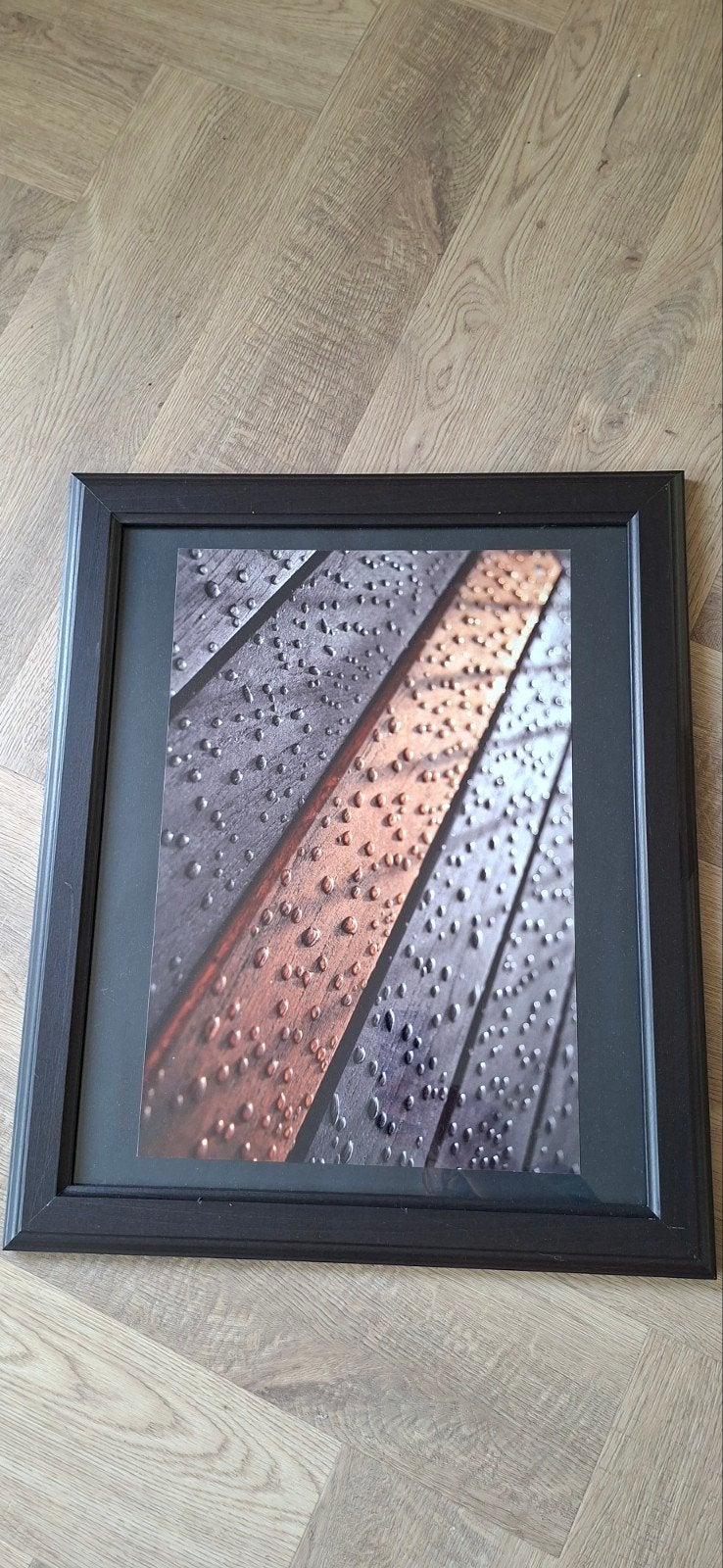 Ingelijste foto met waterdruppels op hout, Ophalen of Verzenden, Zo goed als nieuw, Minder dan 50 cm, Foto of Poster