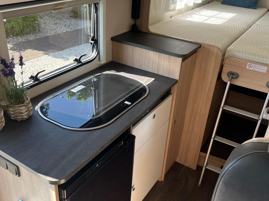 Sunlight V66 Zeer compact met stalling, Caravans en Kamperen, Campers, Sunlight, Tot en met 2, Treinzit, Bedrijf