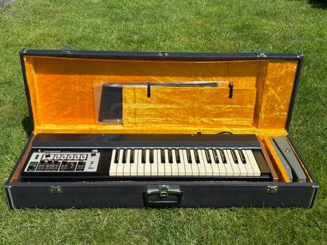 Roland Synthesizer SH - 2000, Muziek en Instrumenten, Synthesizers, Roland, Zo goed als nieuw, Met koffer of flightcase, Ophalen
