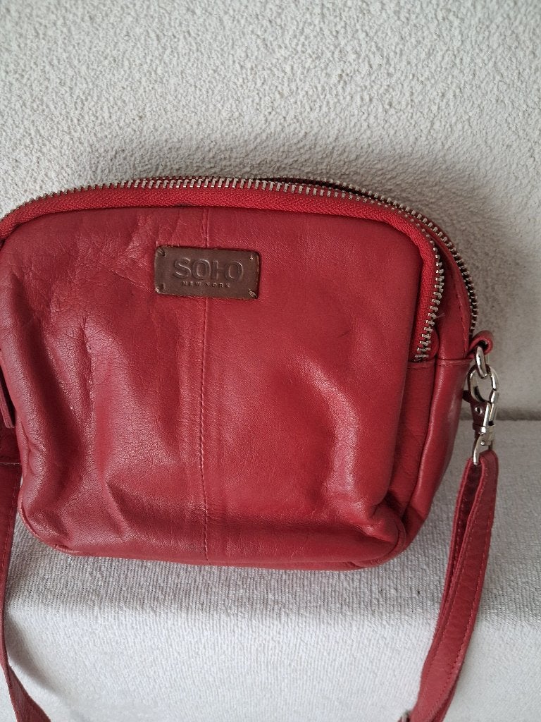 Klein rood leren  crossbody / schoudertasje, Sieraden, Tassen en Uiterlijk, Ophalen of Verzenden, Gebruikt, Rood, Schoudertasje