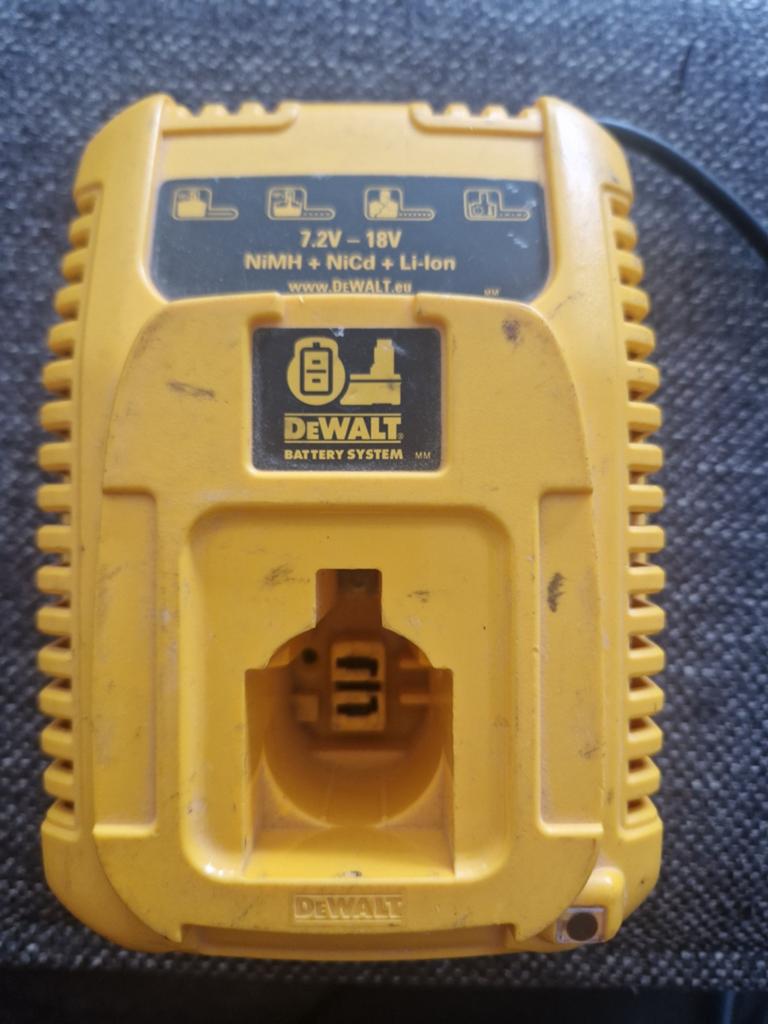 DeWalt DE9135 Acculader 7.2V-18V NiMH NiCd Li-Ion, Ophalen, Gebruikt