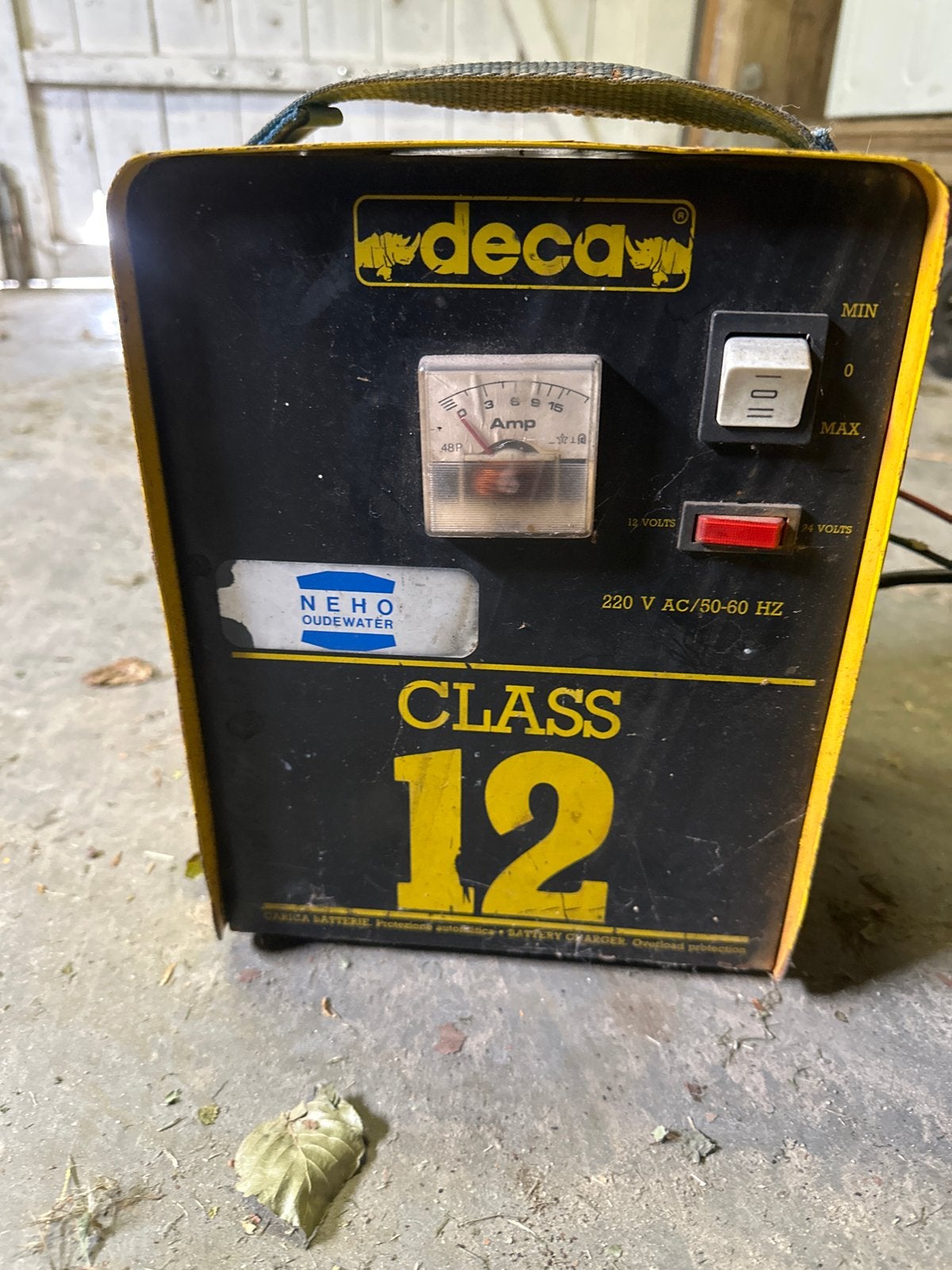 Acculader Deca Class 12 - Werkt soms, schakelaar defect, Ophalen, Gebruikt, Universele onderdelen