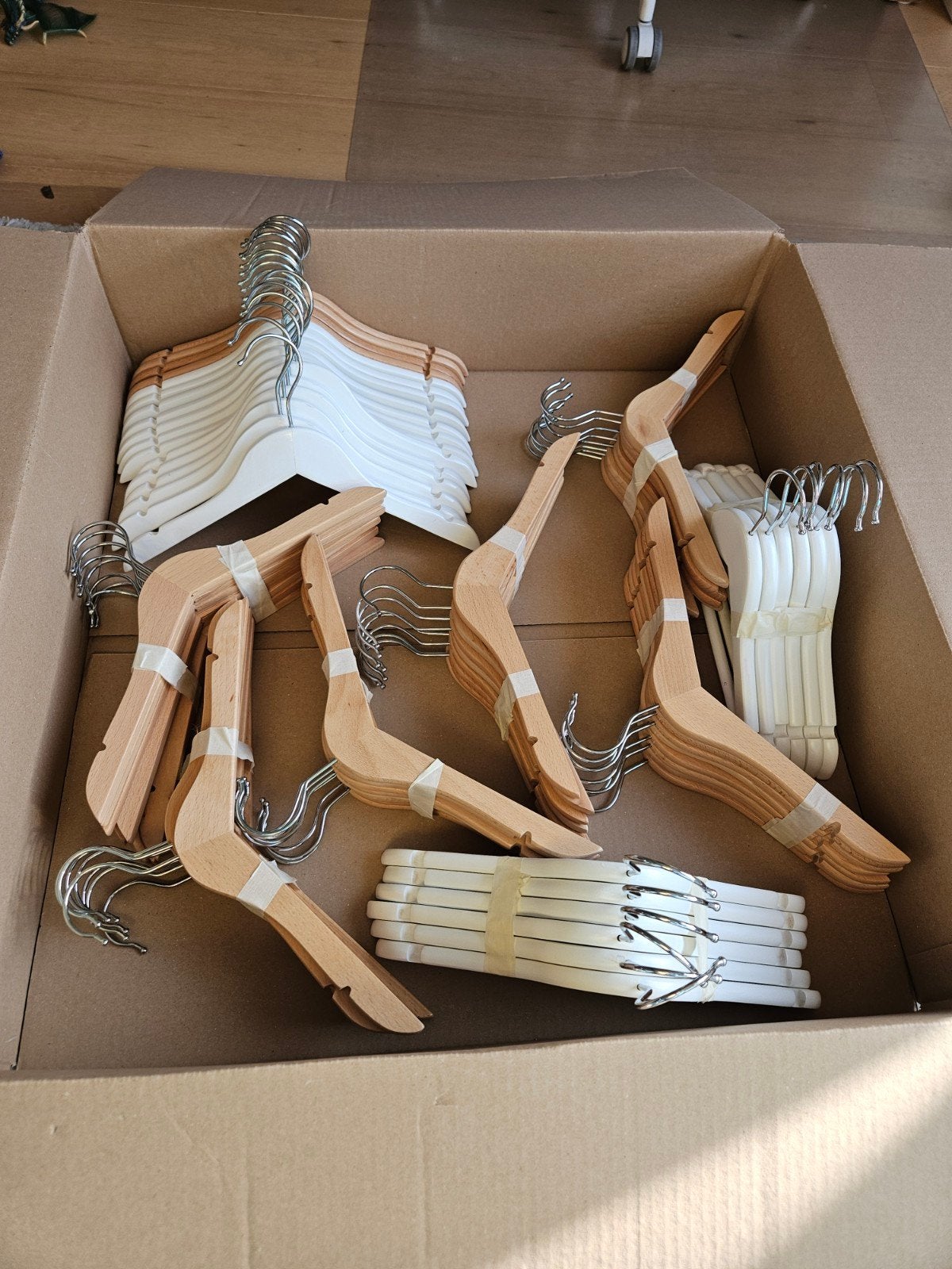 77 houten en witte kledinghangers voor kinderkleding, Kinderen en Baby's, Ophalen of Verzenden, Zo goed als nieuw