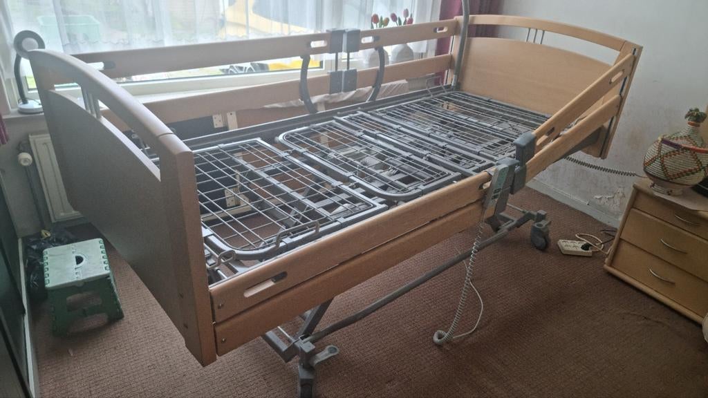 Eenpersoons verstelbaar zorgbed / thuiszorg bed, Ophalen, 90 cm, Eenpersoons, Bruin