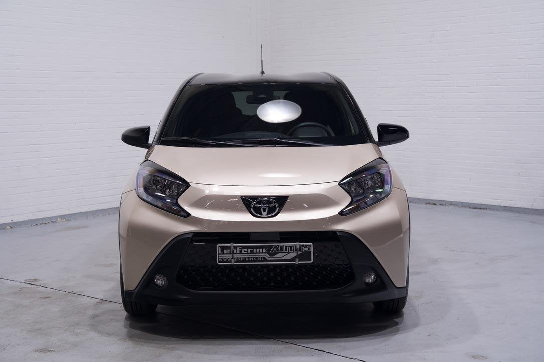 Toyota Aygo X 1.0 VVT-i Team Deutschland Achteruitrijcamera, Auto's, Toyota, Stof, Gebruikt, Bruin, 4 stoelen