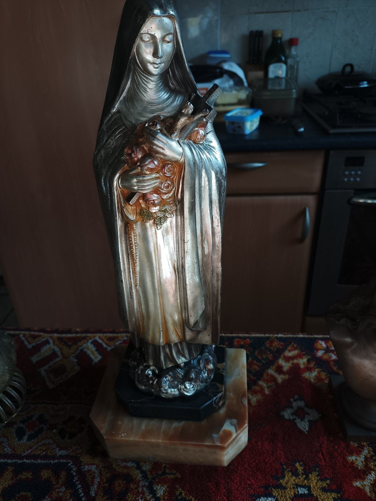 Antiek Beeld Heilige Vrouw met Kruis en Rozen - Frankrijk, Ophalen of Verzenden, 20 - 50 cm, Beeld, Meerkleurig