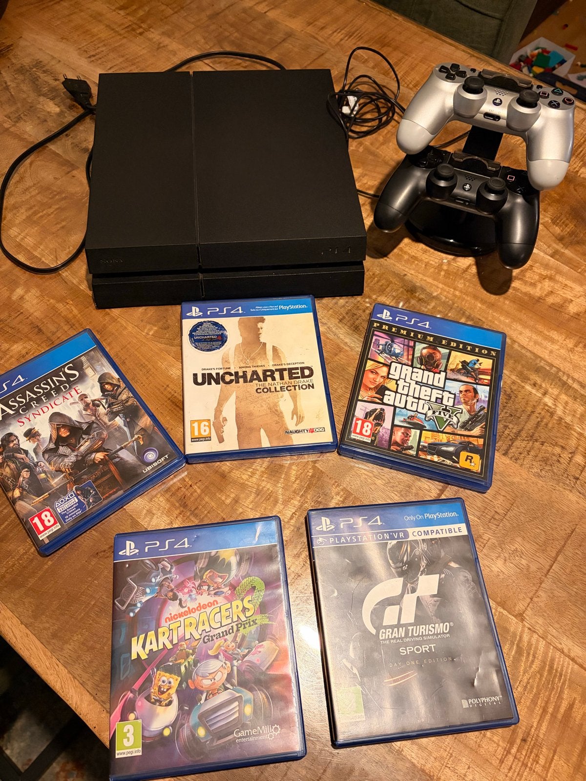 PS4 Console met 2 controllers en 5 spellen, Spelcomputers en Games, Ophalen, Gebruikt, Vanaf 18 jaar, Overige genres