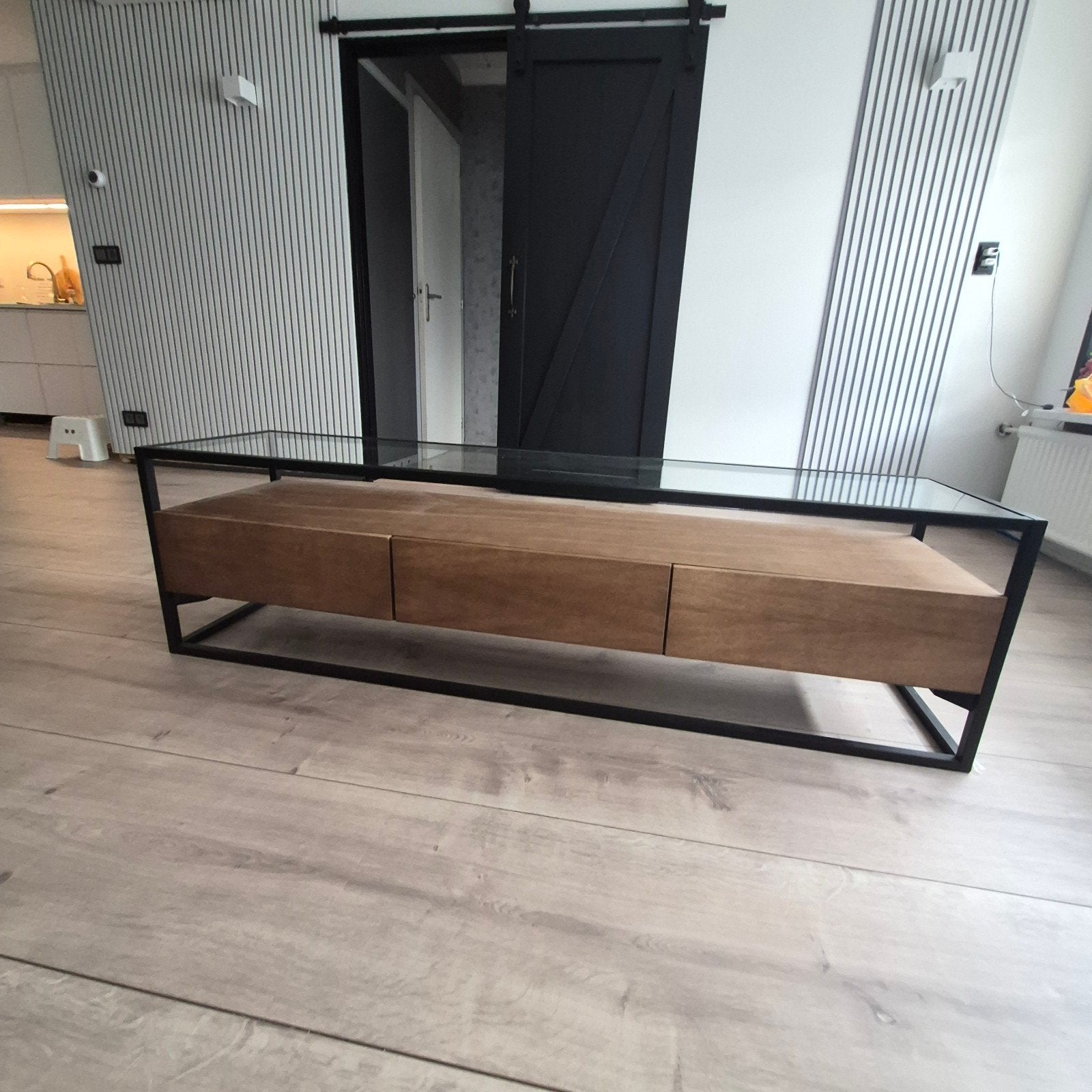 Mooie TV-kast met houten lades en glazen blad, Ophalen, 150 tot 200 cm, Zo goed als nieuw, Overige houtsoorten
