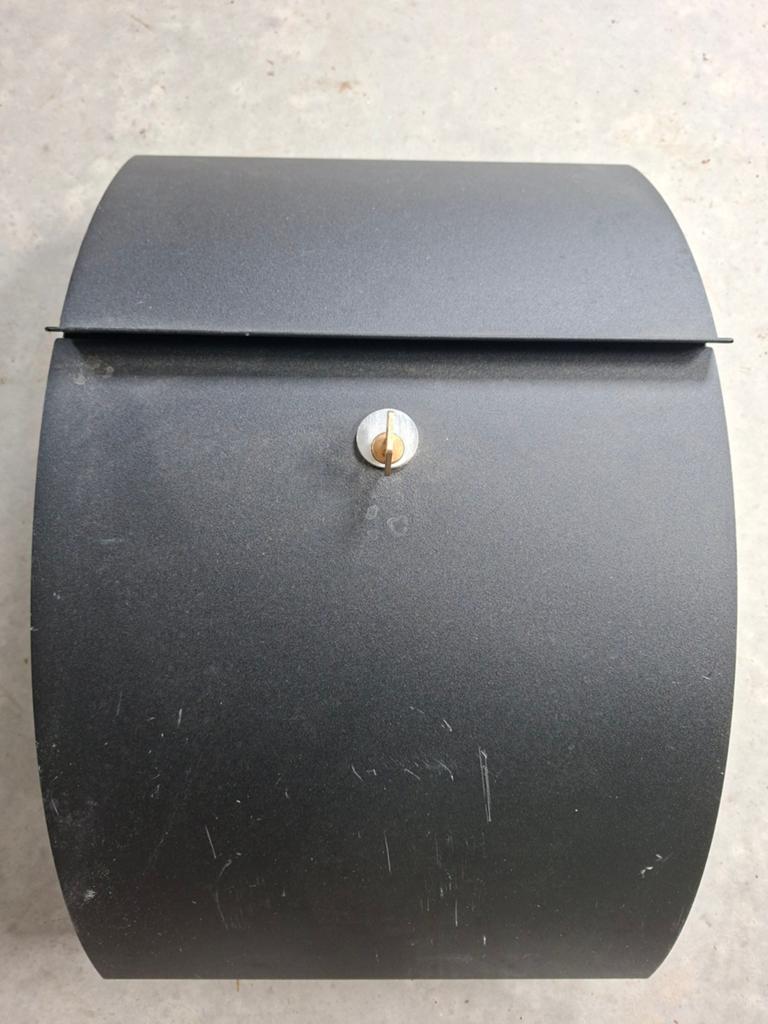 Zwarte wandbrievenbus met slot en sleutel, Tuin en Terras, Brievenbussen, Ophalen, Gebruikt, Staal, Wandbrievenbus