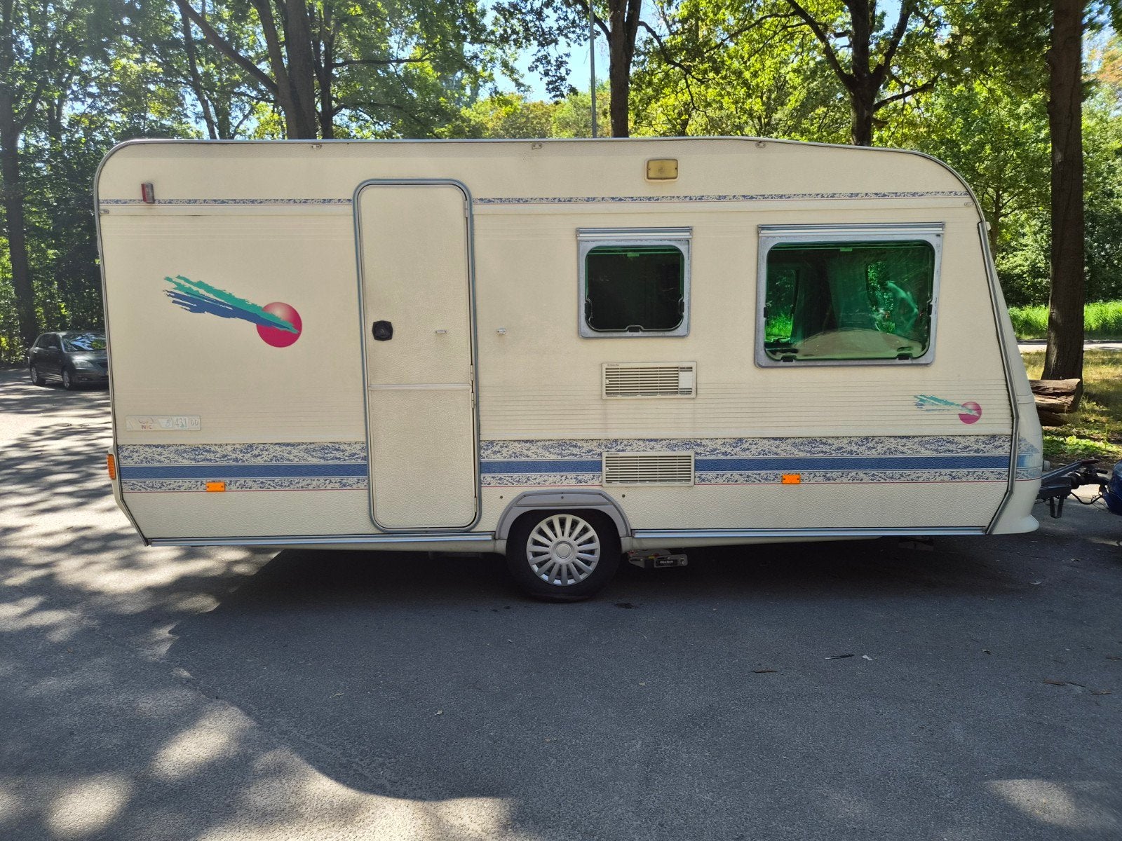Adria Caravan met mover, voortent en fietsenrek, Omvormbare zithoek, Treinzit, 750 - 1000 kg, Particulier