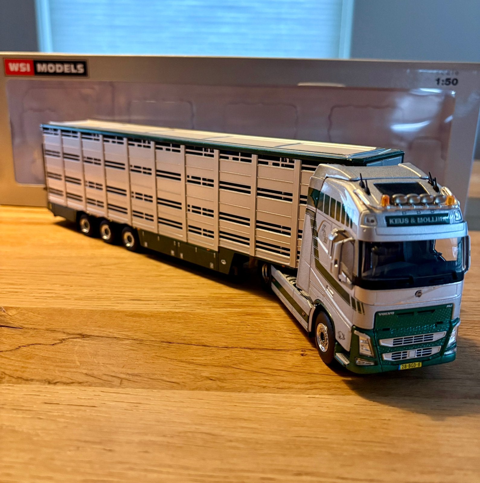 WSI 1:50 Volvo FH met 3-assige veeoplegger Keus en Mollink, Ophalen of Verzenden, Zo goed als nieuw, Bus of Vrachtwagen, Wsi