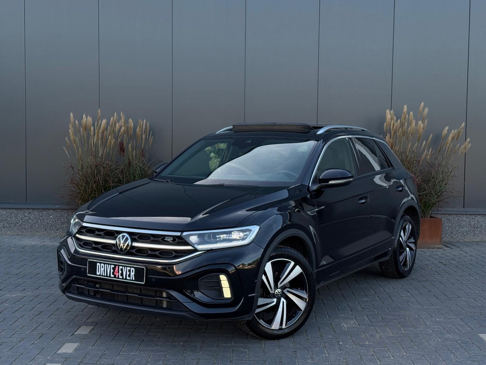 Volkswagen T-Roc 1.5 TSI 3x R-Line FULL PANO|LEDER|CAMERA|AC, Auto's, Dealer onderhouden, 1258 kg, Zwart, 4 cilinders