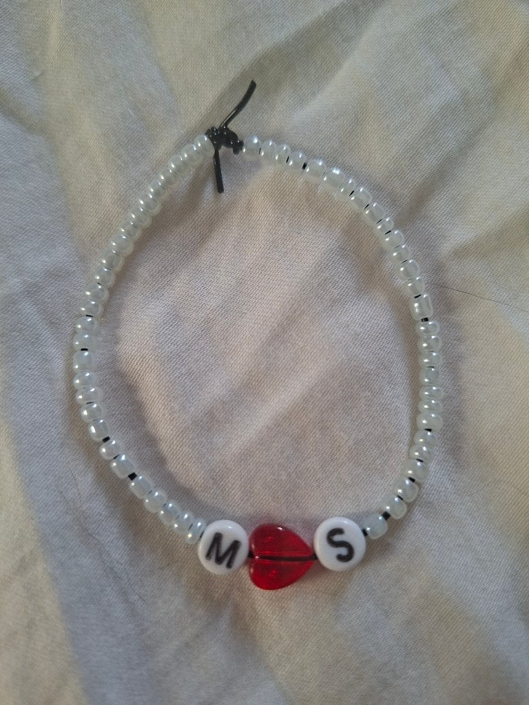 armband wit kraal klein met letter m hartje s, Ophalen of Verzenden, Gebruikt, Wit