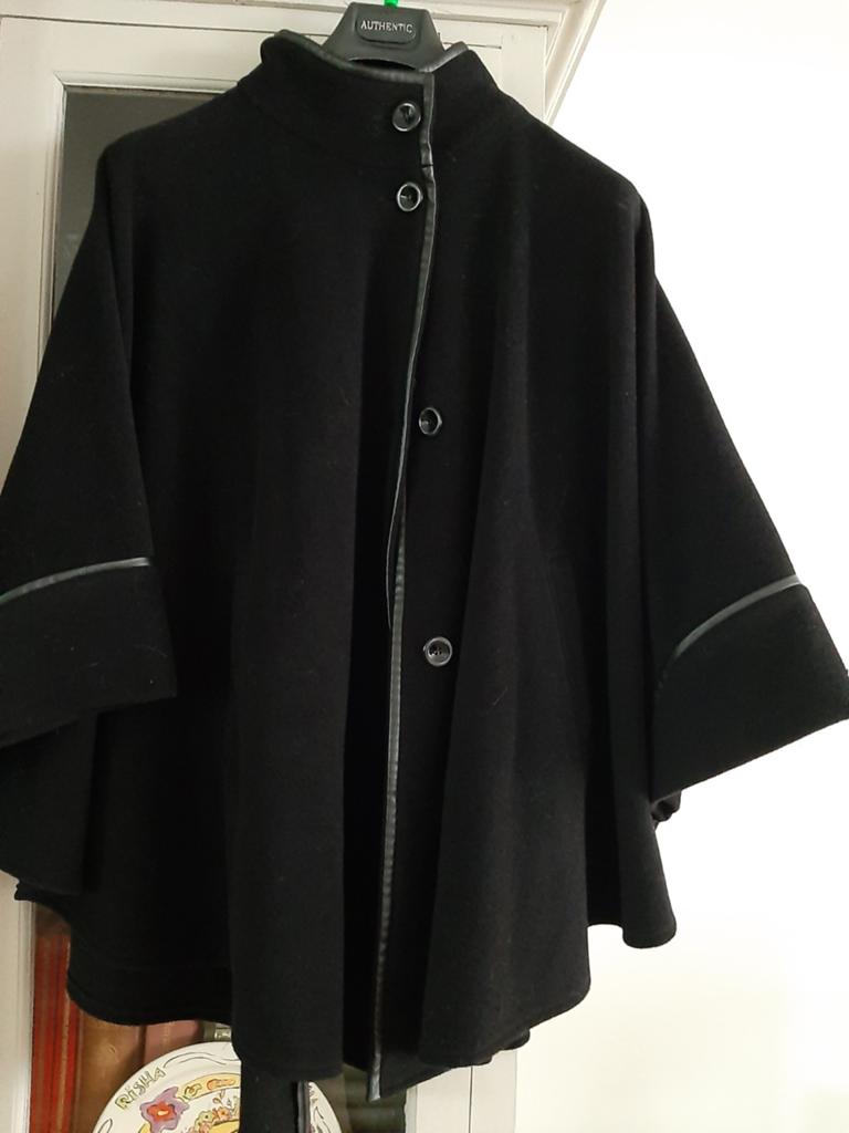 Milo Zwarte Cape met Leren Details - Maat 36 (S), Maat 38/40 (M), Zwart, Ophalen of Verzenden, Zo goed als nieuw