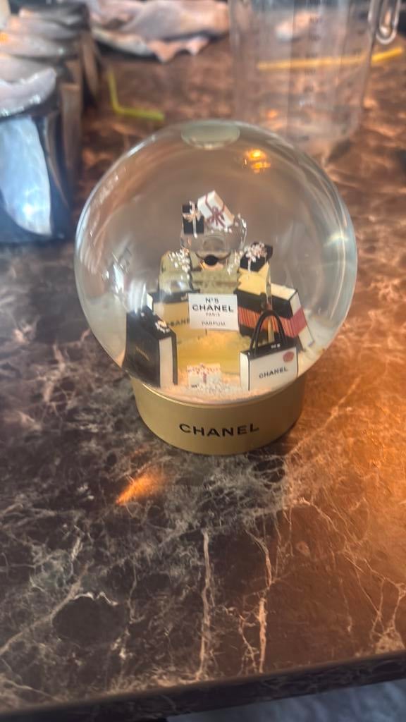 Chanel sneeuw bal, Verzamelen, Parfumverzamelingen, Ophalen, Zo goed als nieuw