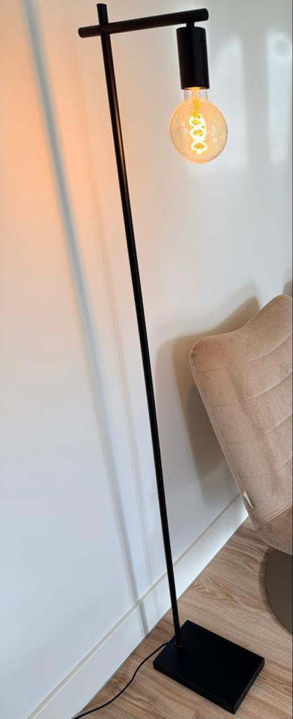 Moderne zwarte vloerlamp merk Lucide, Huis en Inrichting, Lampen | Vloerlampen, Ophalen, Zo goed als nieuw, Metaal, 150 tot 200 cm