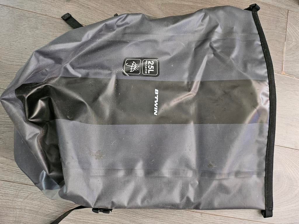 BTWIN FIETSTAS MET WIELTJES WATERDICHT 25 LITER, Fietsen en Brommers, Fietsaccessoires | Fietstassen, Ophalen of Verzenden