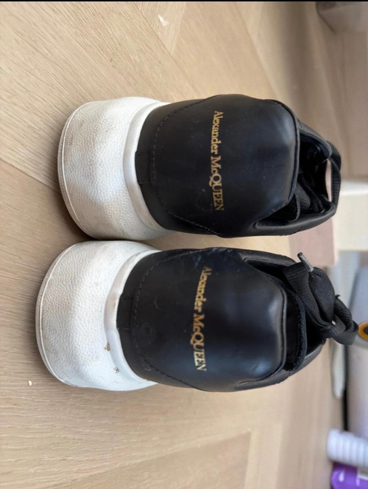 Alexander McQueen sneakers maat 37, Kleding | Dames, Schoenen, Ophalen of Verzenden, Gedragen, Zwart, Sneakers of Gympen