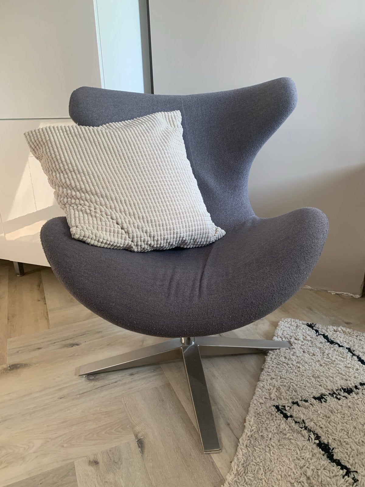 Comfortabele draaibare fauteuil in grijs, Huis en Inrichting, Ophalen, Gebruikt, Eén, Stof