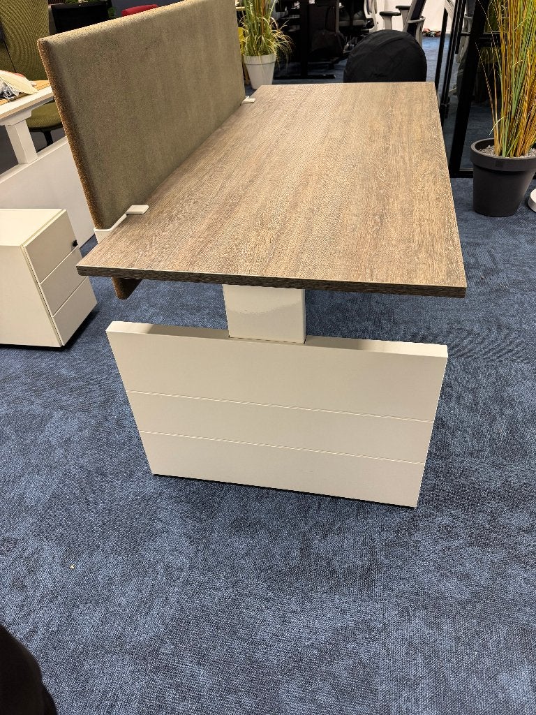 Bureau/Werkbureau, Huis en Inrichting, Ophalen, In hoogte verstelbaar, Zo goed als nieuw, 70 cm