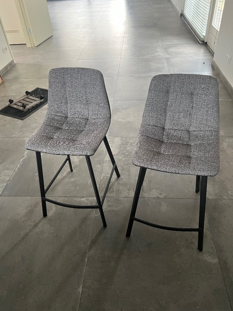 2 grijze barstoelen met zwarte poten, Ophalen, Kunststof, 60 tot 90 cm, Zo goed als nieuw