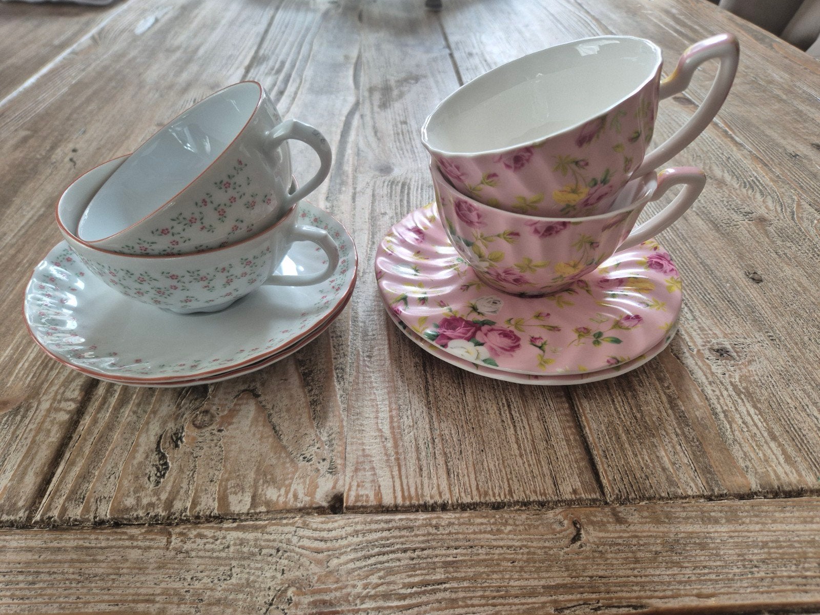 Set van 4 kopjes en schotels met bloemmotief, Keramiek, Vintage, Ophalen of Verzenden, Zo goed als nieuw