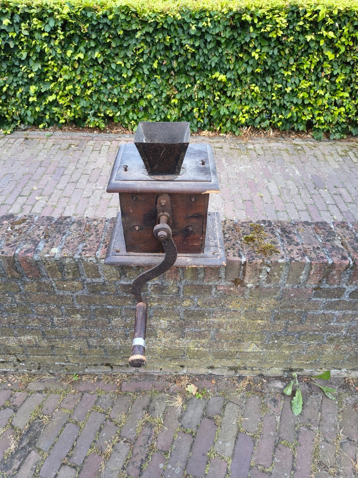 Antieke Graanmolen - Handbediend, Ophalen