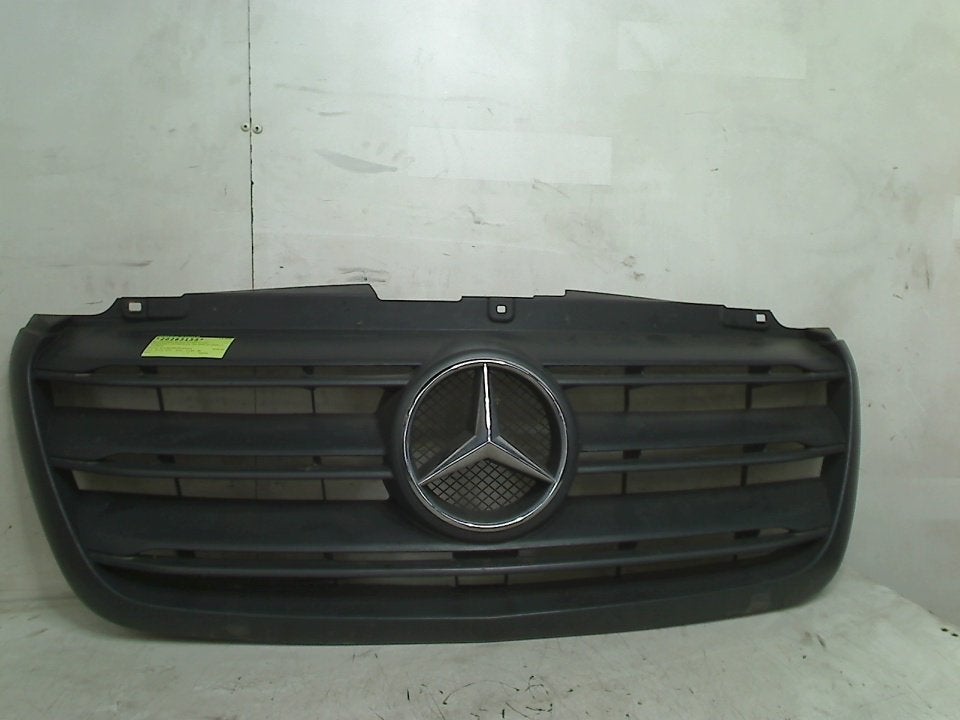 Grille Mercedes-Benz Sprinter 5t (907.6) (2020-06/..), Gebruikt, Mercedes-Benz AG, Mercedes-Benz, Mercedesstraße 120, Stuttgart 70372, , Duitsland