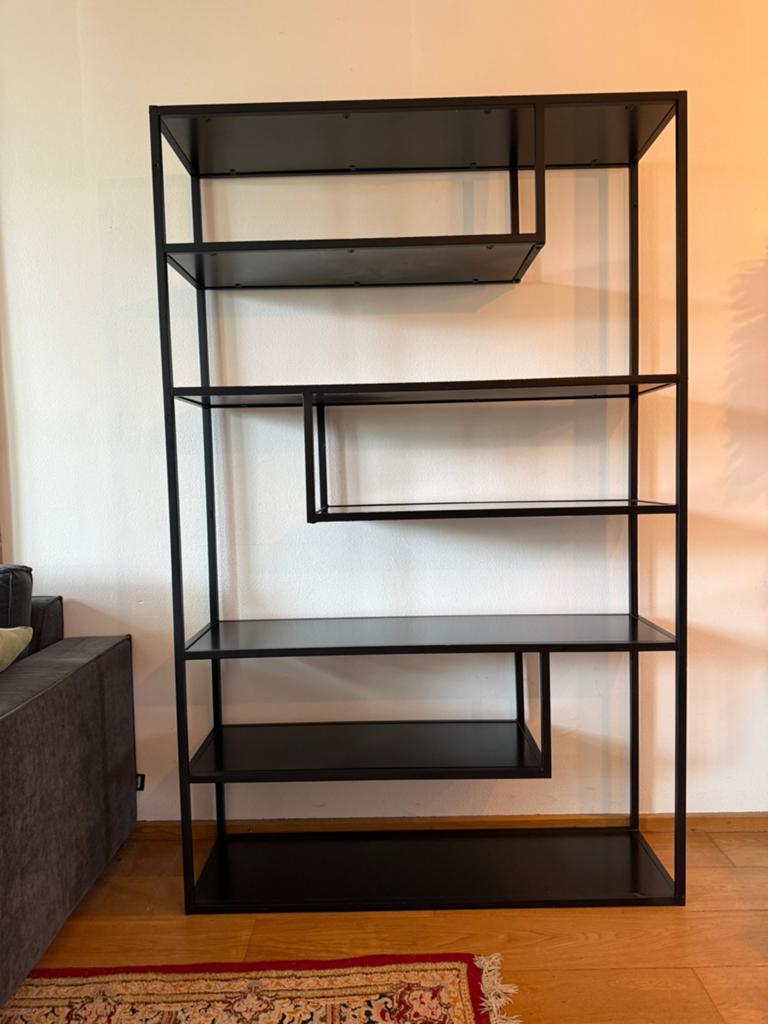 Zwart metalen vakkenkast - WOOOD, Huis en Inrichting, Kasten | Wandmeubels, Ophalen, Met plank(en), Zo goed als nieuw, Minder dan 150 cm