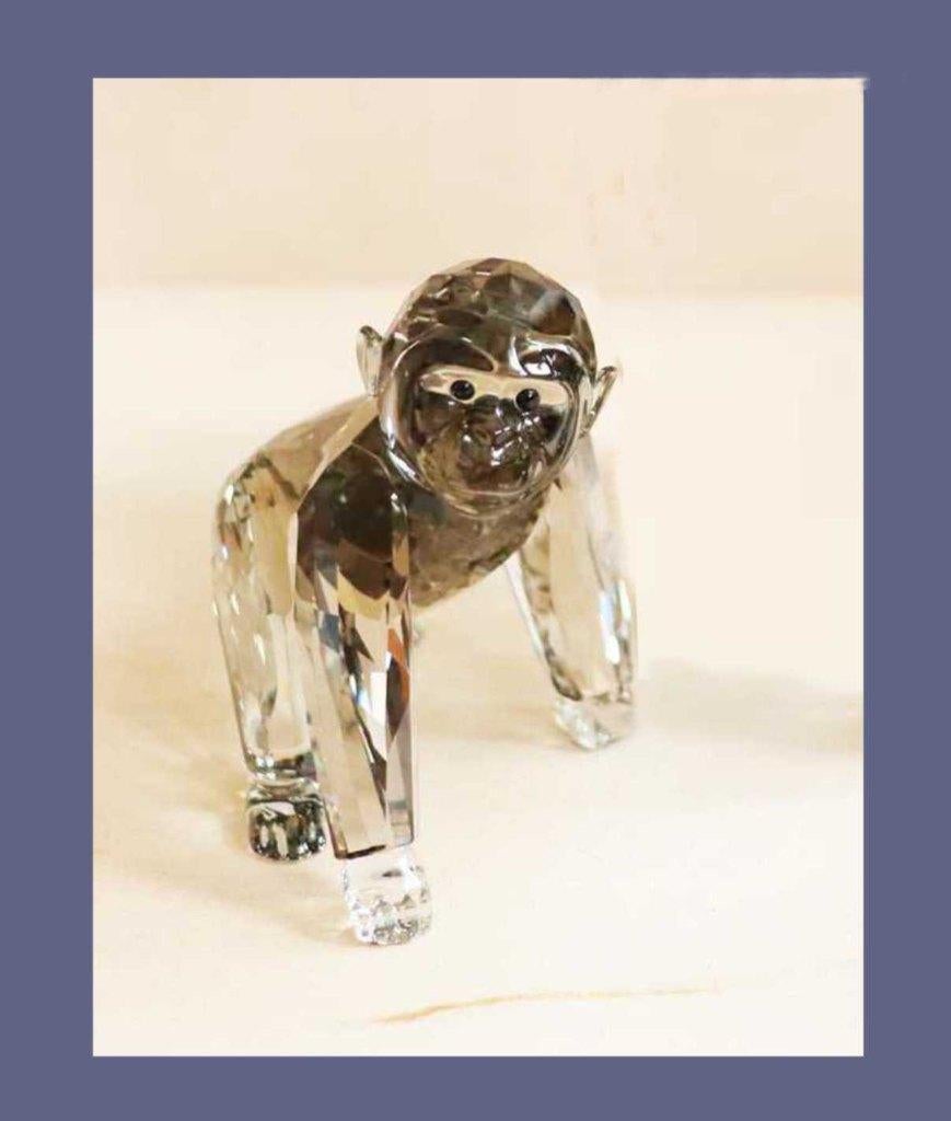Swarovski Gorilla Welp 2009 SCS, compleet doos & certificaat, Verzamelen, Swarovski, Ophalen of Verzenden, Zo goed als nieuw, Figuurtje