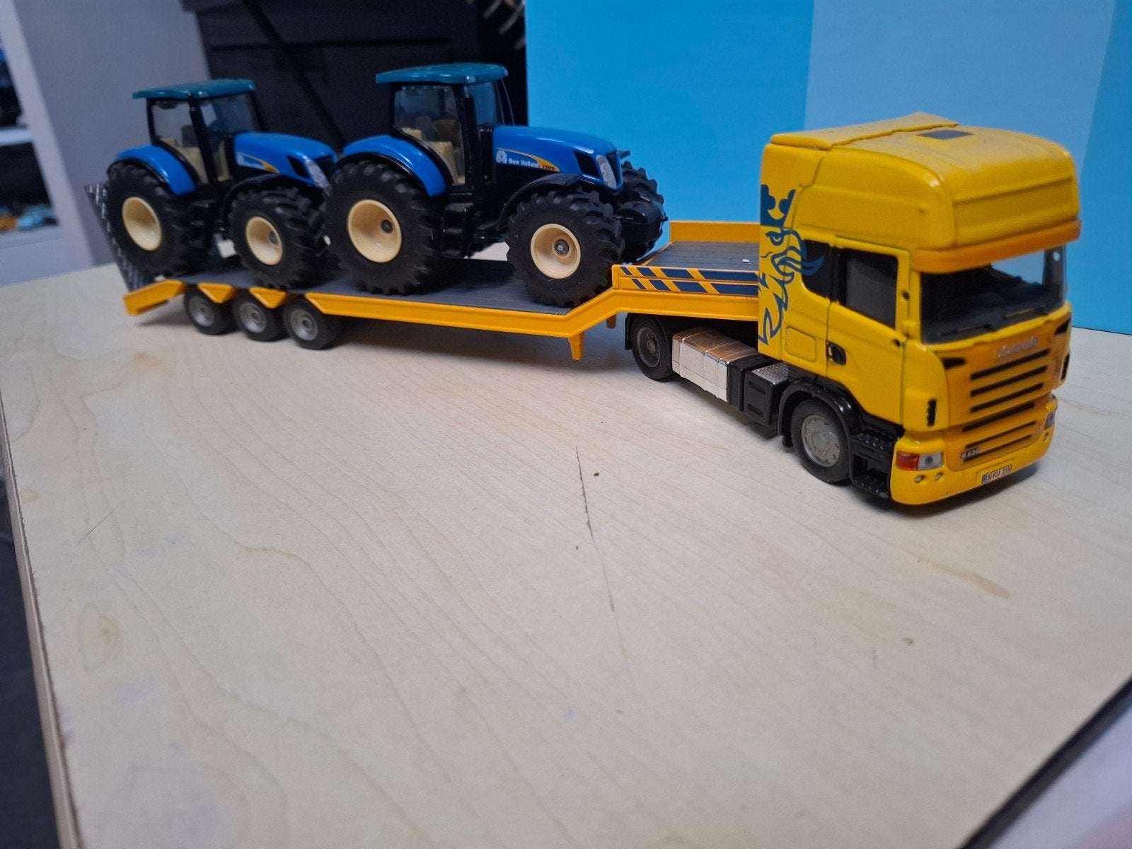 Siku 1984  Scania vrachtwagen met dieplader en 2 tractoren, Ophalen of Verzenden, Zo goed als nieuw, Bus of Vrachtwagen, SIKU