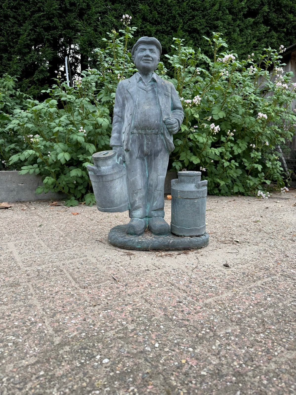 Betonnen boertje met melkbussen - 80 cm hoog, Ophalen, Gebruikt, Beton, Mensenbeeld